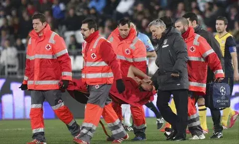 Tiago sufre un esguince en la rodilla y una fractura en la muñeca
