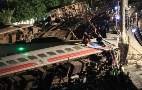 Al menos 22 muertos y 171 heridos en accidente de tren en Taiwán