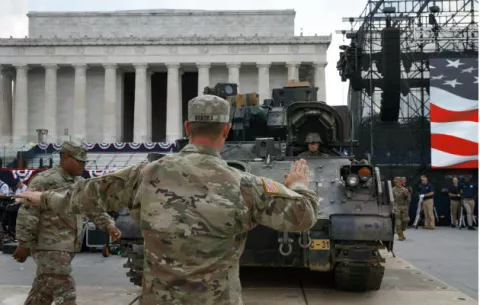 Entre tanques, Washington se prepara para la gran fiesta patriótica de Trump