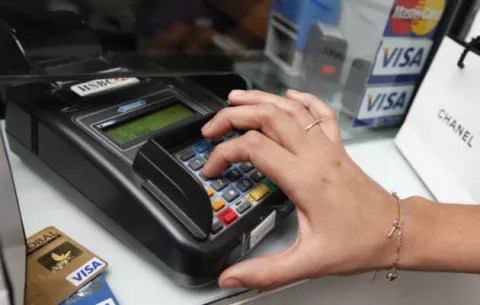 Usuarios se resisten a dejar el efectivo frente a tarjetas bancarias