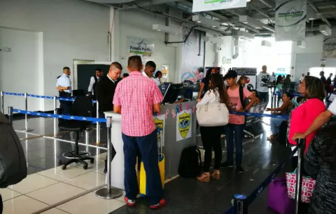 Falsificaciones y fraude para  acceder a tarjeta de turismo para cubanos