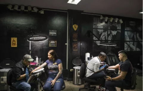 Se hacen tatuajes por amor