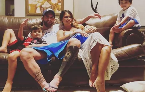 Leo Messi estrena tatuaje con el nombre de su esposa e hijos