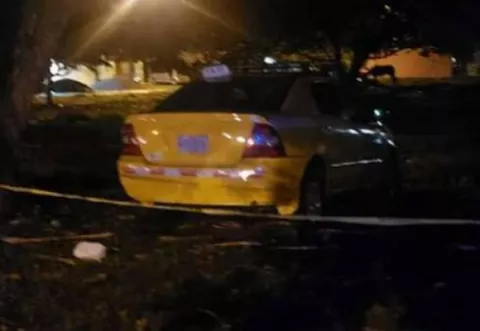 Le roban el taxi mientras orinaba en un paraje oscuro en David