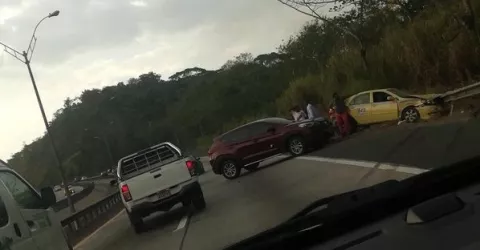 ¿Qué pasó en el video grabado en la Vía Centenario, donde dos sujetos atacan a un taxista?