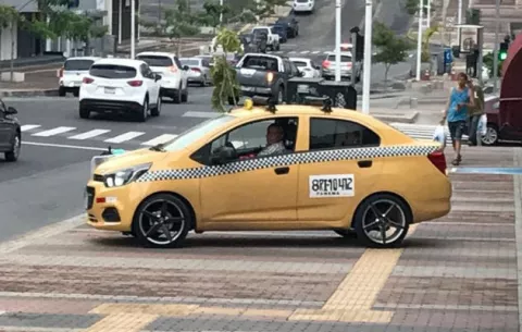 Multan a taxista por manejar sobre acera en la avenida Justo Arosemena