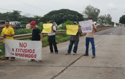 Conductores de taxis herreranos cierran vías y anuncian nuevas protestas