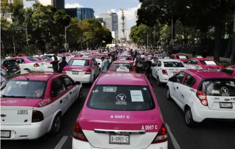 Taxistas mexicanos protestan de forma masiva contra aplicaciones de movilidad