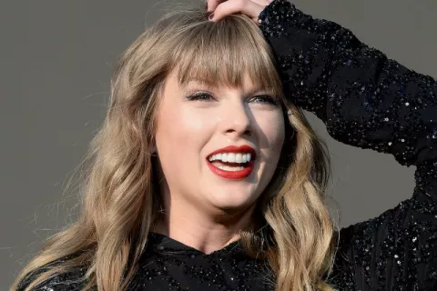 Taylor Swift lleva anillo con sus iniciales 