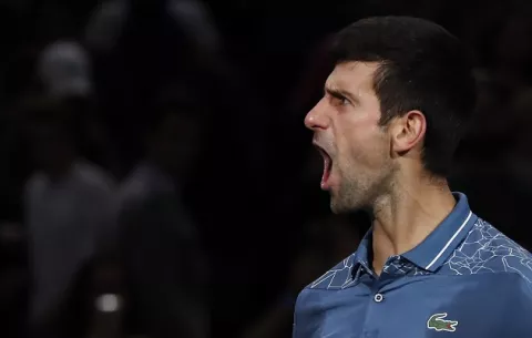 Djokovic derrota a Federer en el Masters 1.000 de París