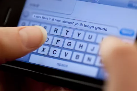 Estudio científico contesta la pregunta si las abreviaciones en SMS afecta la ortografía