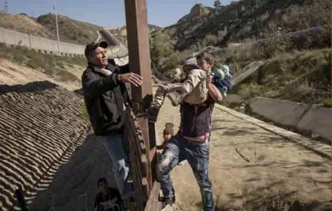 Miembros de la caravana de migrantes anhelan cumplir el sueño americano en 2019