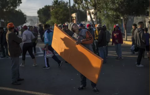 Caravana de migrantes es recibida en Tijuana con toda clase de insultos 