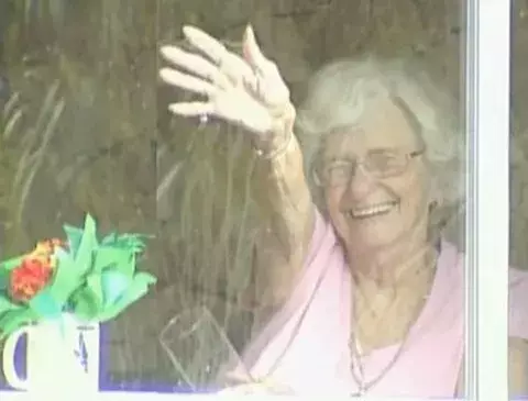 Viuda de 84 años recibida como estrella en preparatoria por su sonrisa