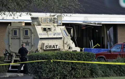 Cinco muertos en ataque armado a un banco de Florida, Estados Unidos 