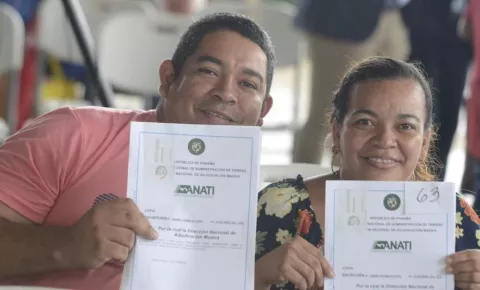 Laurentino Cortizo recomienda a los que recibieron sus títulos de propiedad en Panamá Este a no vender sus terrenos