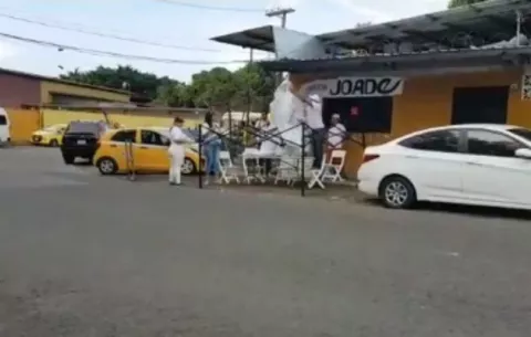 Ordenan remover toldas con imagen de Mario Etchelecu 