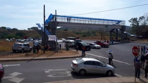 Cierran las 4 vías  en Tolé, piden construcción de vías y reparación de planteles