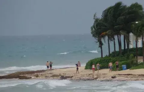 Kirk puede convertirse en tormenta tropical y Leslie sigue en el Atlántico