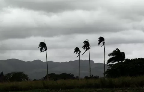 La tormenta tropical Humberto llegará a huracán, pero alejada de la tierra