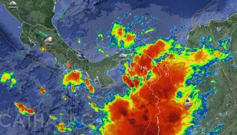 Pacífico y Atlántico panameño en alerta por paso de onda tropical número treinta