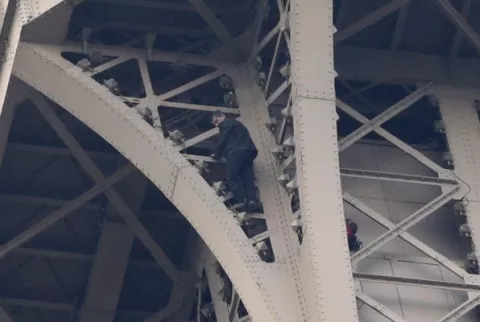 Hombre evade las estrictas medidas de seguridad y logra escalar la Torre Eiffel