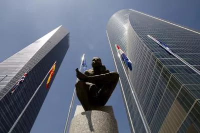Por amenaza de bomba desalojan una de las 4 torres de rascacielos de Madrid 