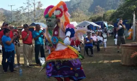 Encuentro folklórico en San Carlos