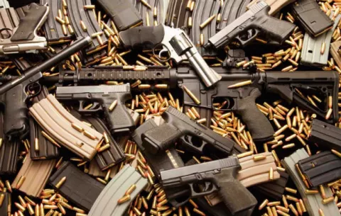Funcionario del Ministerio de Seguridad está prófugo; lo vinculan a un escándalo de armas