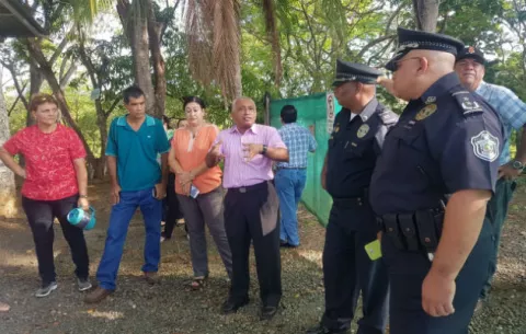 Padres de familia trancan con candado las puertas del IPTA de Tonosí