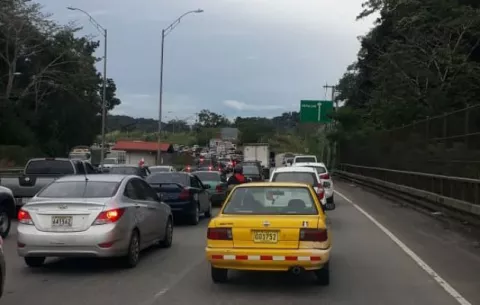 Un herido deja accidente de camión volquete que cae en cuneta en vía Centenario 