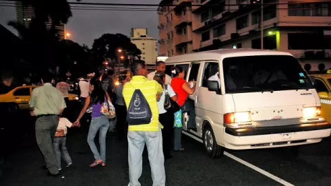 Transporte ‘pirata’ contra las cuerdas, al borde del nocaut