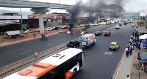 Retienen a conductores del transporte ‘pirata’ por cerrar la Avenida Domingo Díaz