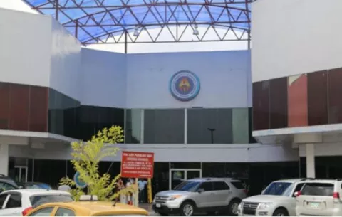 Transportistas se encadenan en la sede de la ATTT de Herrera y Colón