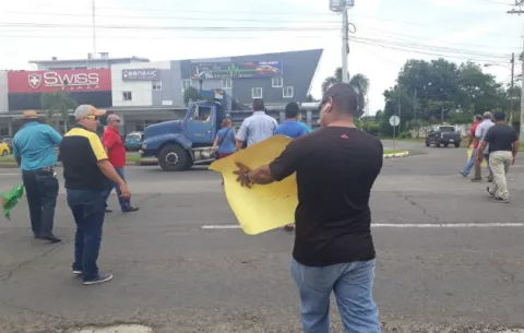 Transportistas protestan y anuncian protestas en Divisa en Consejo de Gabinete 