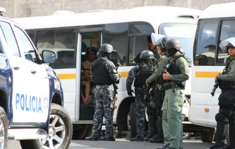 Reos lanzan armas punzocortantes y celulares durante desalojo en La Chorrera  