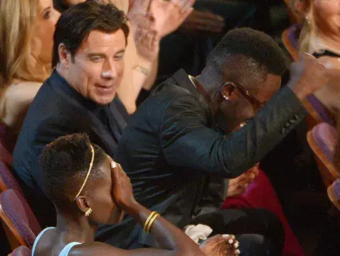Travolta se disculpa por nombrar mal a cantante en el Óscar