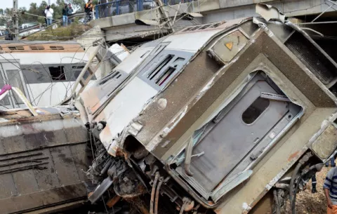 Seis muertos y 86 heridos al descarrilar tren de pasajeros en Marruecos