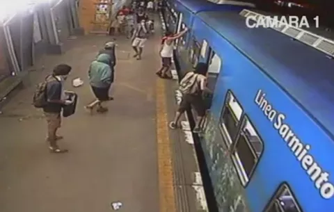 Grafiteros pintan tren en segundos 