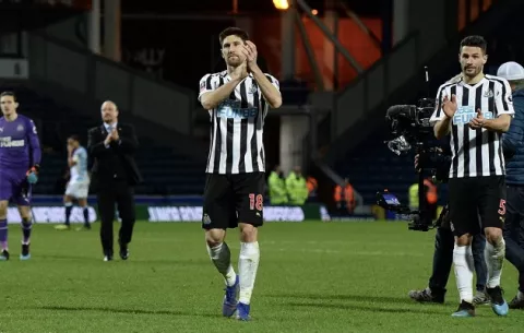 Newcastle  triunfa  y logra avanzar