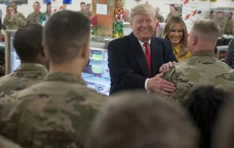 Trump visita de sorpresa a soldados en Irak y anuncia que las tropas se mantienen