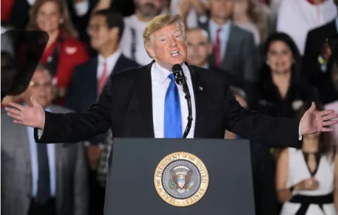 Trump tacha a Maduro de "marioneta de Cuba" en su discurso en Miami, Florida 