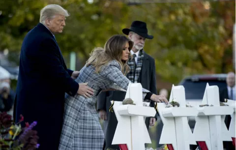 Trump y Melania visitan entre protestas la escena del tiroteo de Pittsburgh