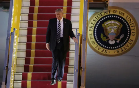 Trump dice que si no separa a las familias migrantes, mucha más gente irá a EE.UU.