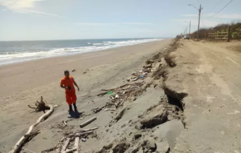Sinaproc desmiente posible tsunami por sismo, pero alerta de mareas altas 