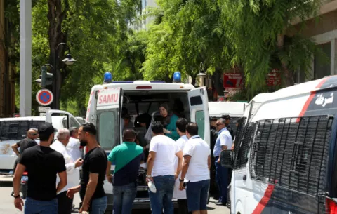 Una serie de ataques suicidas dejan heridos de gravedad a dos policías y a un civil en Túnez