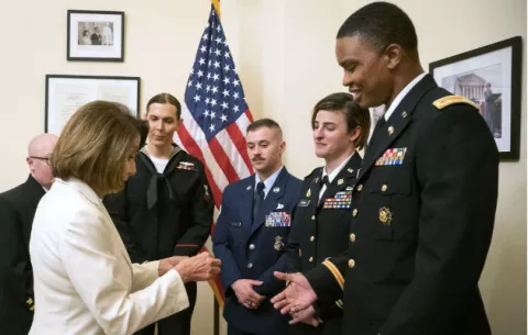 El veto de Trump a los militares transgénero pone en guardia al Congreso