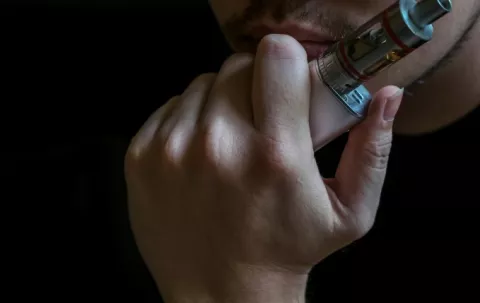 Prohibición de cigarros electrónicos pone en jaque mercado lucrativo 