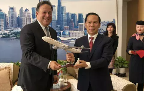 Juan Carlos Varela se reúne con directivos de la aerolínea China Eastern