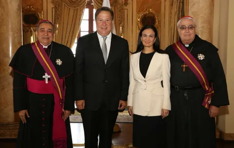 José Luis Lacunza y José Domingo Ulloa son condecorados por Juan Carlos Varela